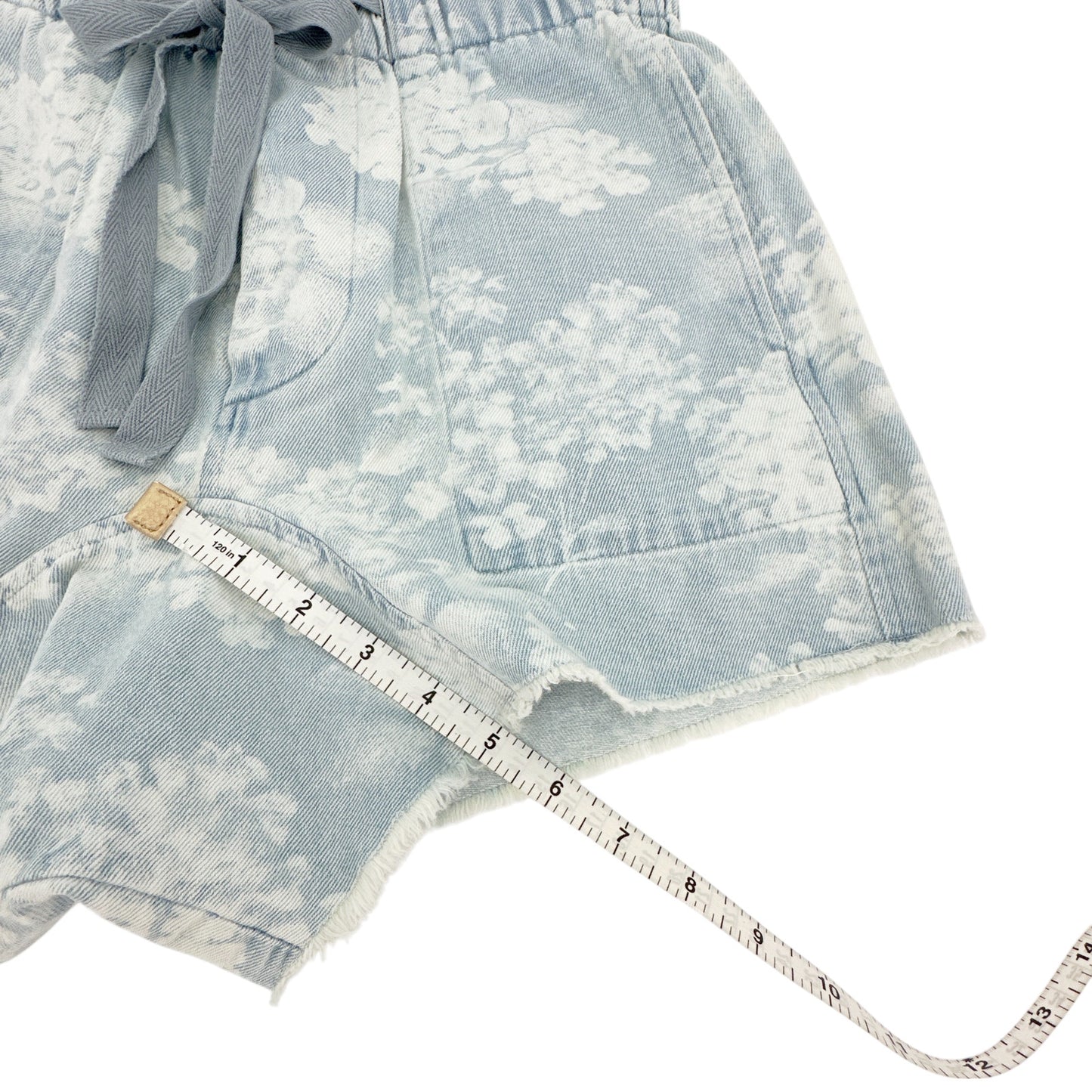 THE GREAT. The Midland Frayed Shorts in Blue Floral 0|XS
