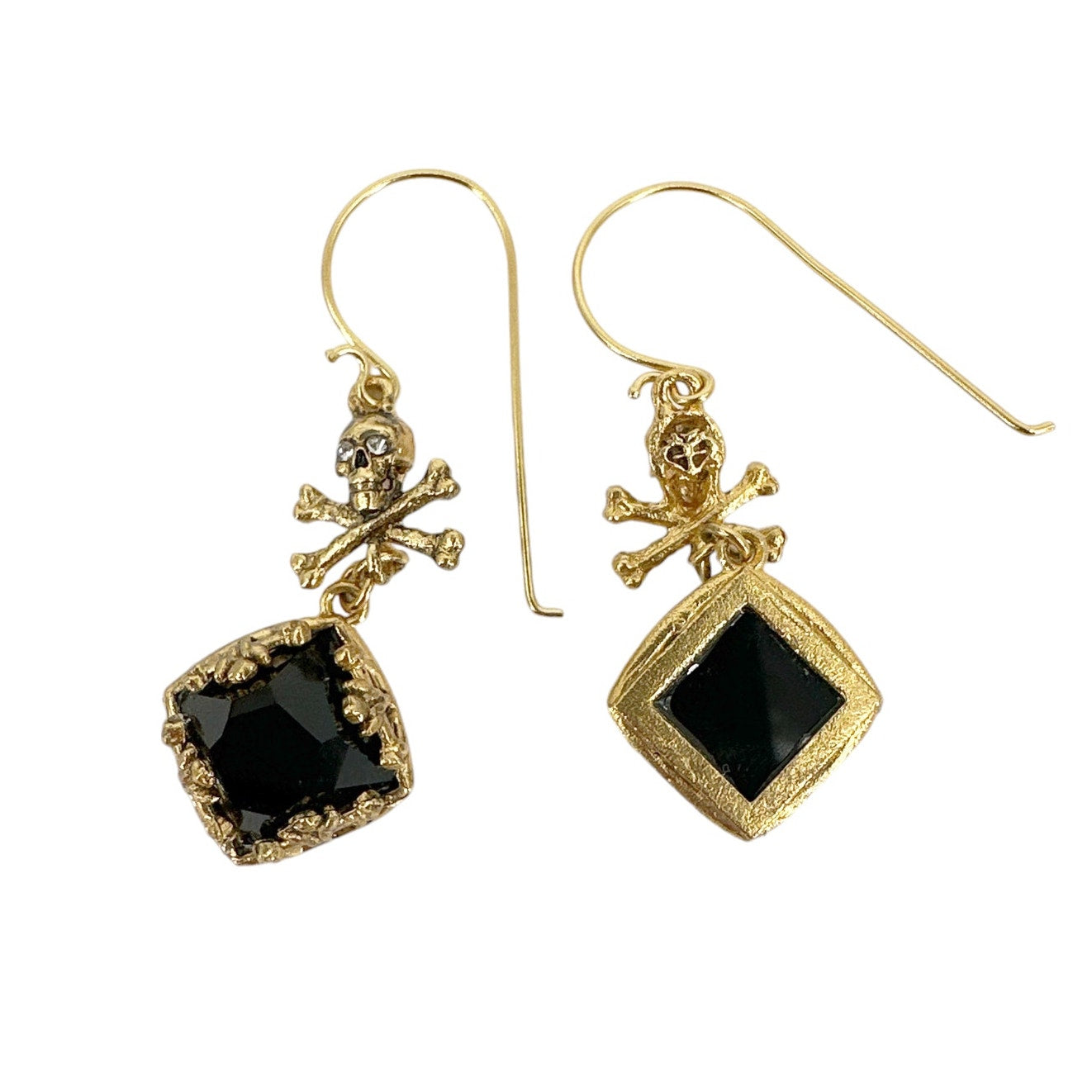 VIRGINS SAINTS & ANGELS VSA Skull Treasure Earrings in Gold