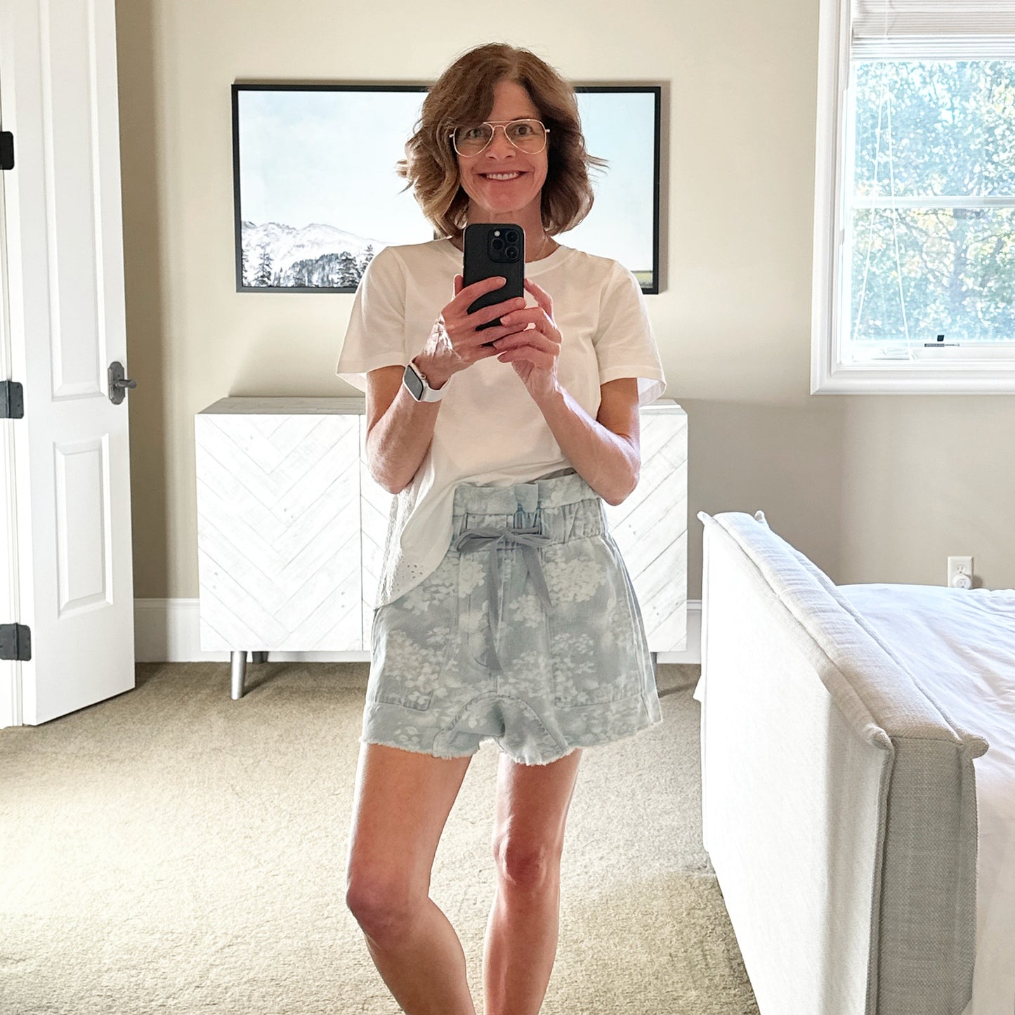 THE GREAT. The Midland Frayed Shorts in Blue Floral 0|XS
