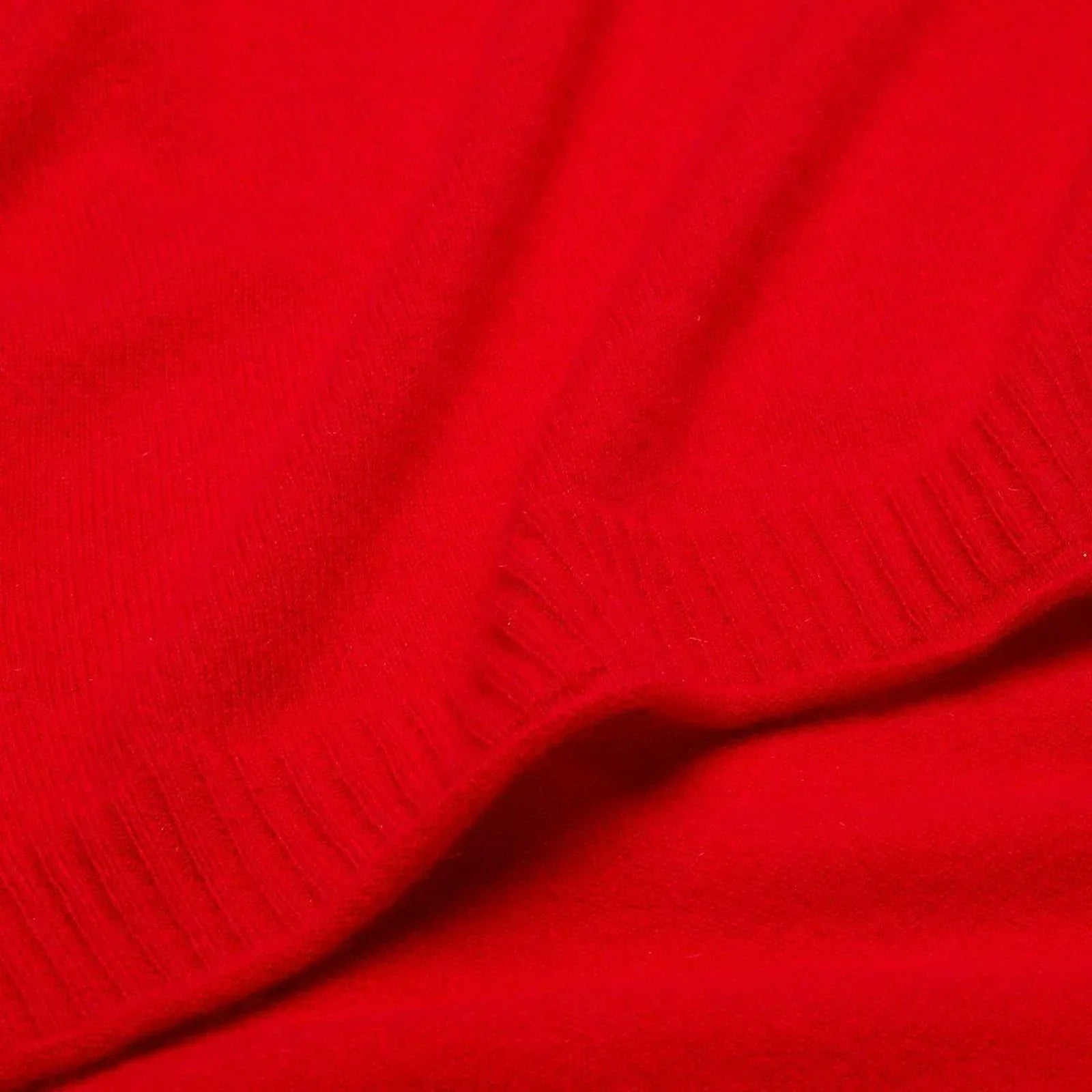 AQUA Cashmere Throw Blanket Bloomingdale's Exclusive in Big Apple Red - flyKAMP