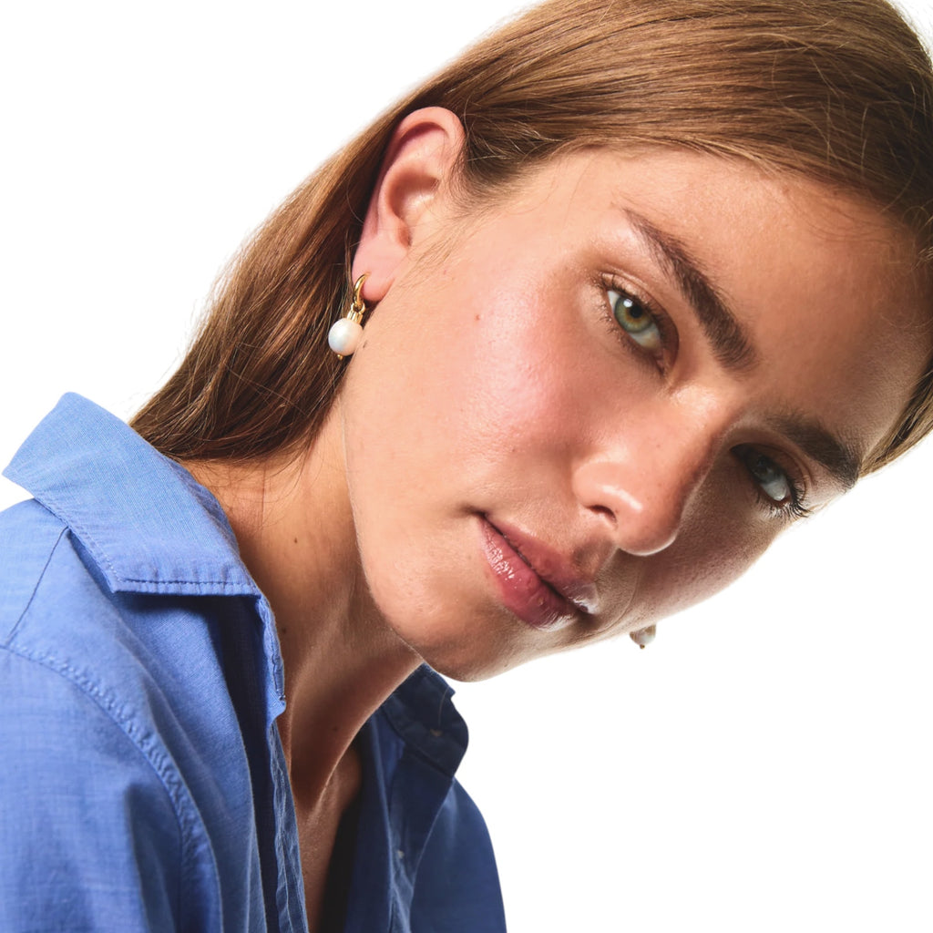 ROXANNE ASSOULIN The Pearl Drop Earrings in Shiny Gold & Freshwater Pearl