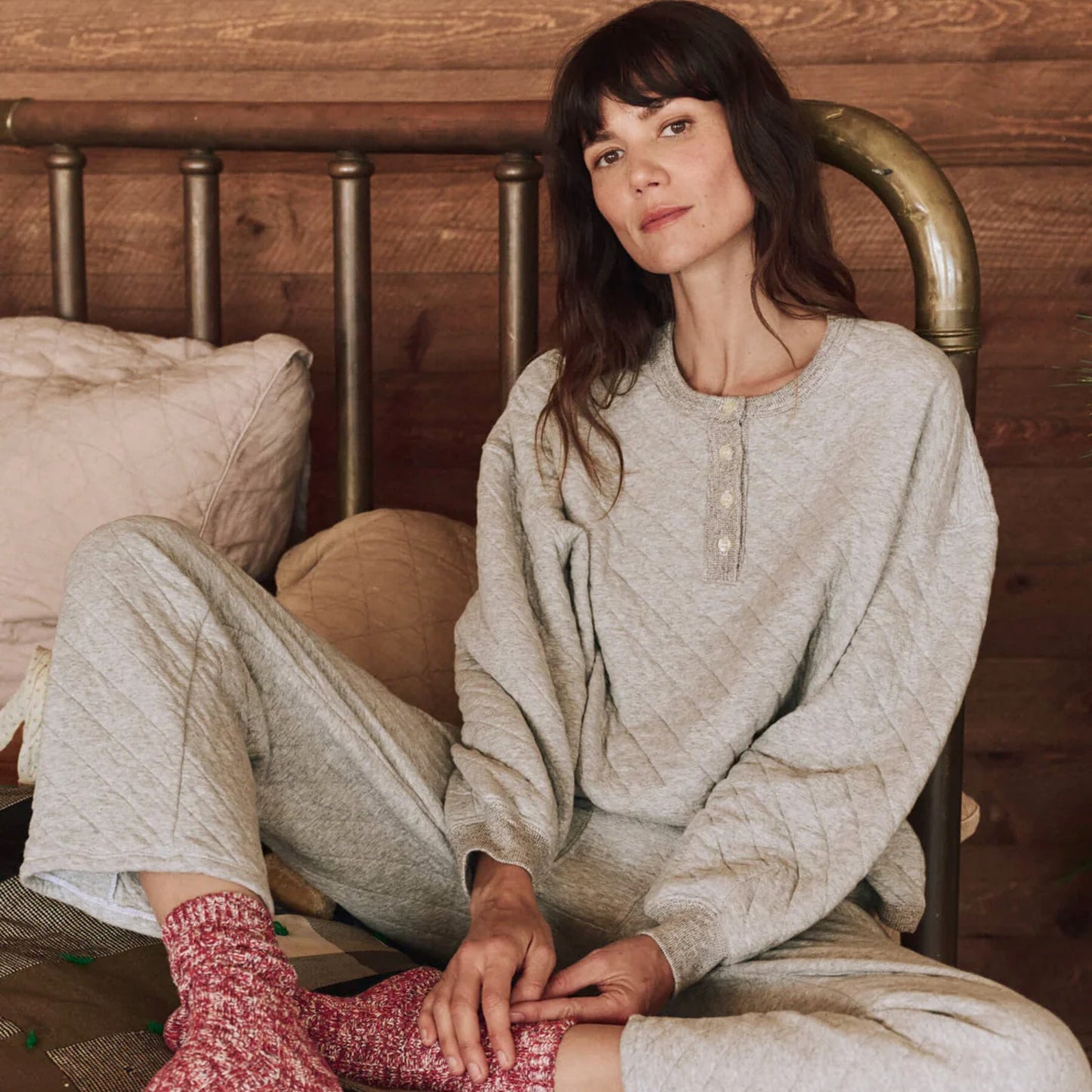 THE GREAT. The Quilted Henley Sleep Sweatshirt. in Heather Grey 0|XS