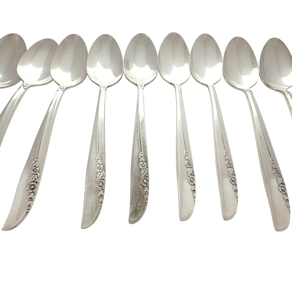 ONEIDA LTD. 1881 ROGERS Lilac Time Pattern Silverplate Flatware 73 Piece Set - flyKAMP