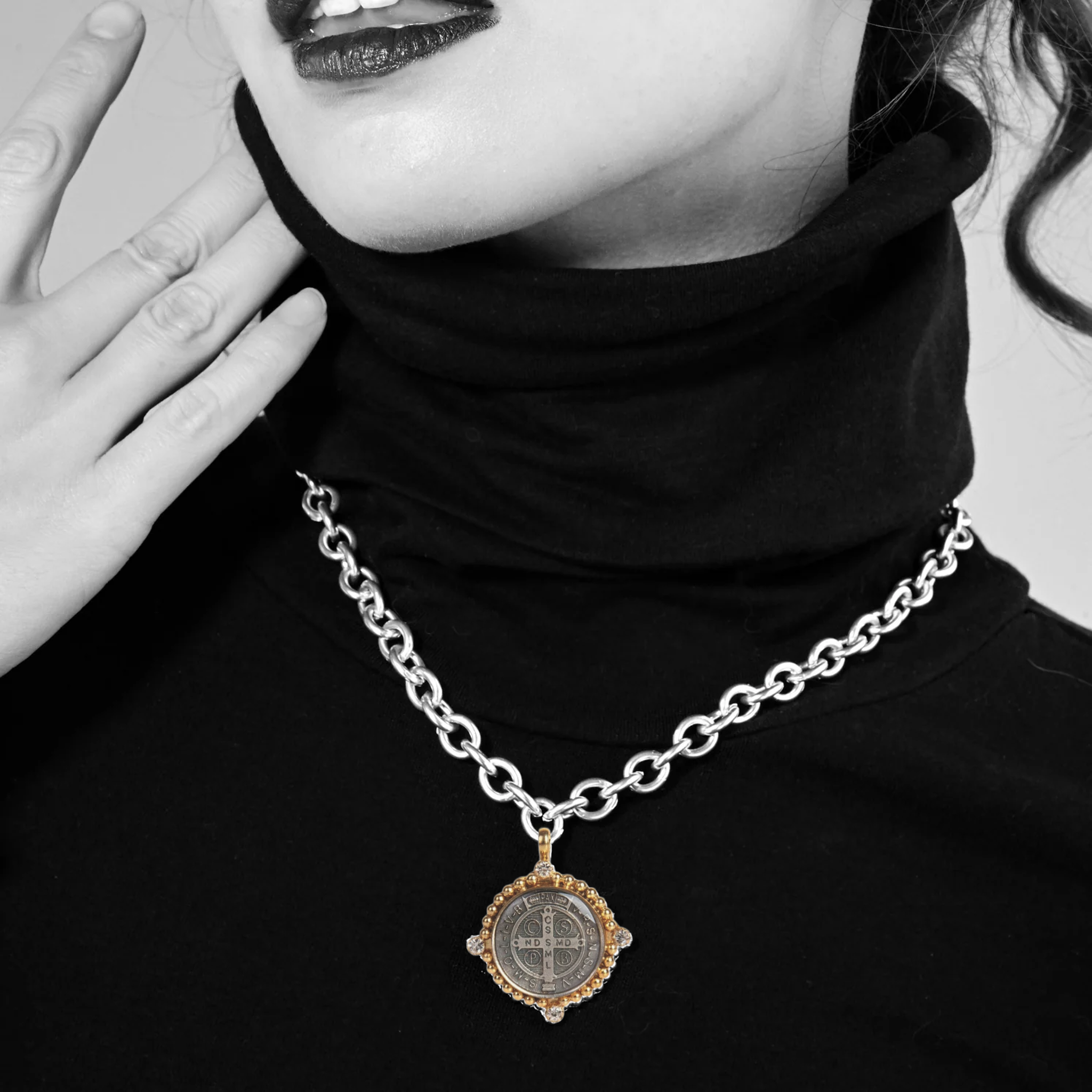 VIRGINS SAINTS & ANGELS VSA Bespoke San Benito Medallion in Gold Virgins Saints & Angels