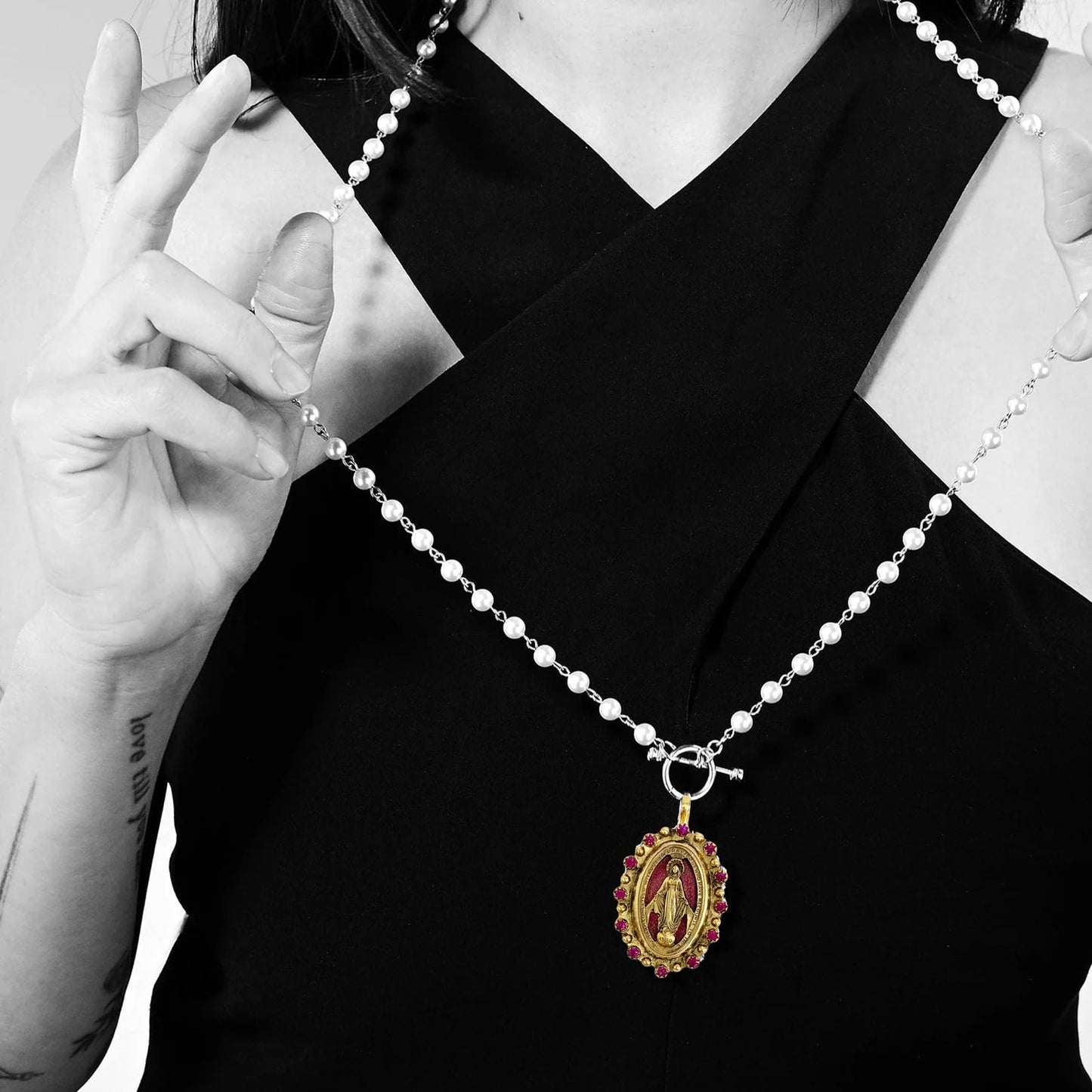 VIRGINS SAINTS & ANGELS VSA Milagrosa Medallion in Pink & Gold