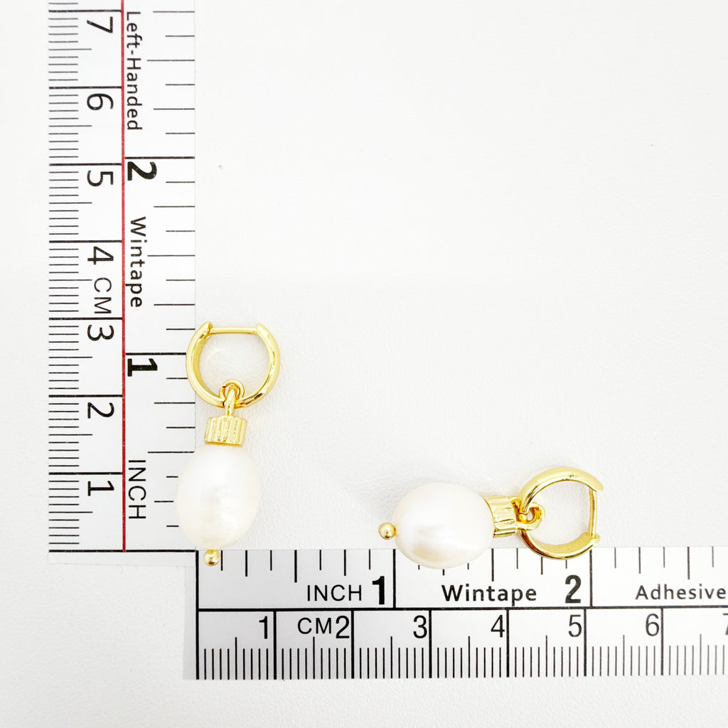 ROXANNE ASSOULIN The Pearl Drop Earrings in Shiny Gold & Freshwater Pearl