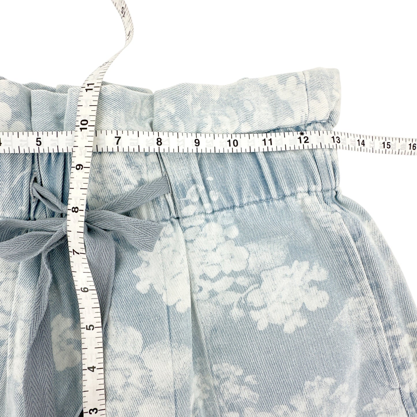 THE GREAT. The Midland Frayed Shorts in Blue Floral 0|XS